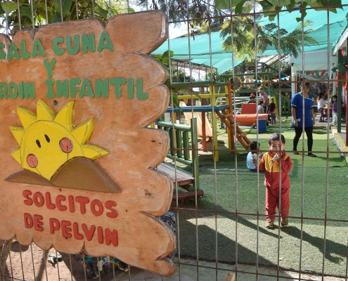 salacuna y jardín infantil niños jugando
